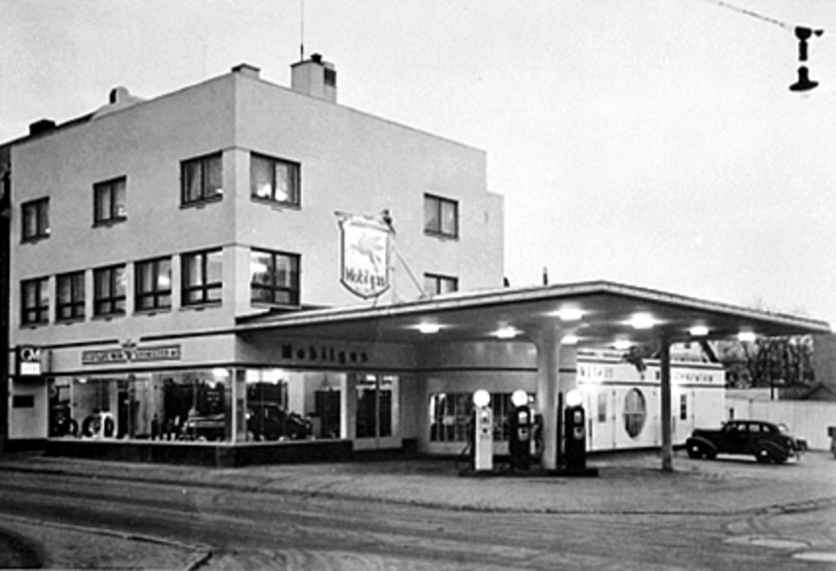 Anno Domkirkeodden, EKSTERIØR OUSTAD MEK. VERKSTED, BENSINSTASJON, KVELDSSTEMNING