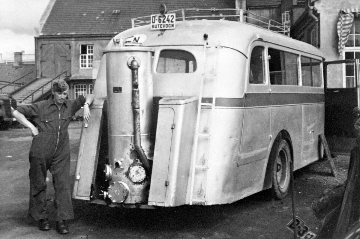 Anno Domkirkeodden, BUSS, RUTEVOGN D-6242 MED KNOTTFYRINGSKJELE, OUSTAD MEK. VERKSTED. Knottgenerator. I Hvem eier bilen 1948 står Sverre Larsen, Rena, med en Chevrolet rutebil på D-6242. Baklykta kan stemme med førkrigs Chevrolet.