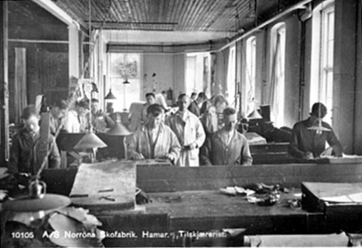Anno Domkirkeodden, INTERIØR SKJÆRERIET, 13 ARBEIDERE OG 1 FORMANN, NORRØNA SKOFABRIKK A/S