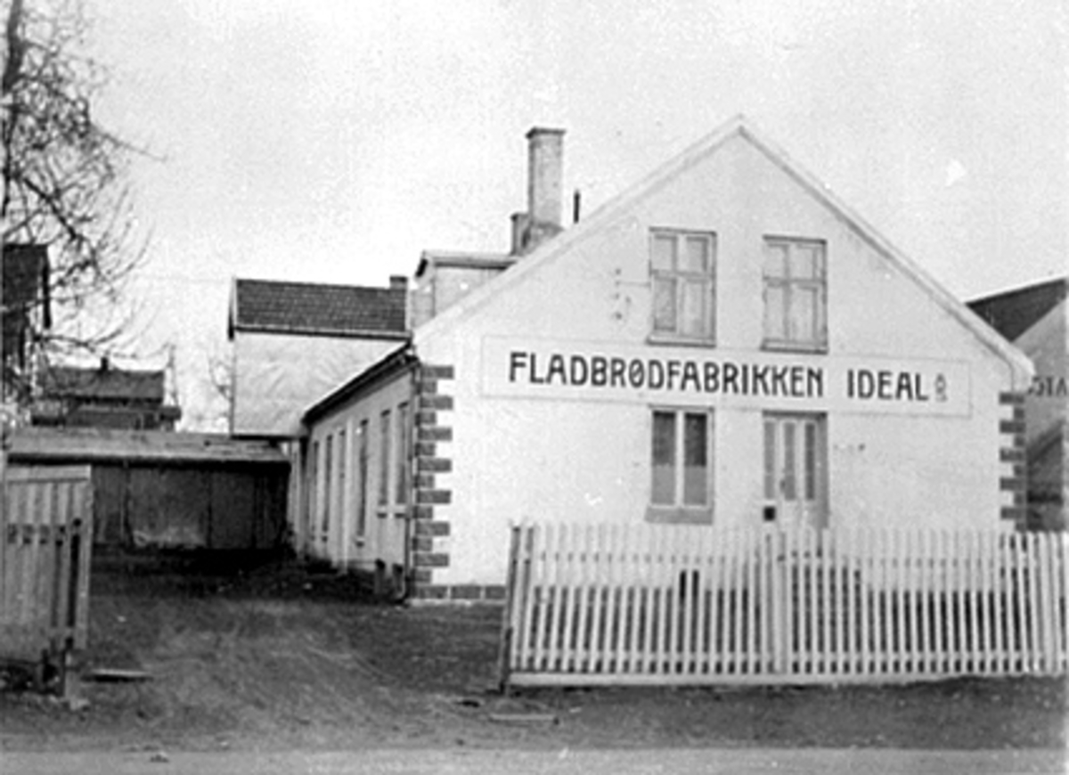Anno Domkirkeodden, EKSTERIØR FLATBRØDFABRIKKEN IDEAL, FØRSTE LOKALER, (LITE HUS), BAKGÅRDEN I ENGGATA