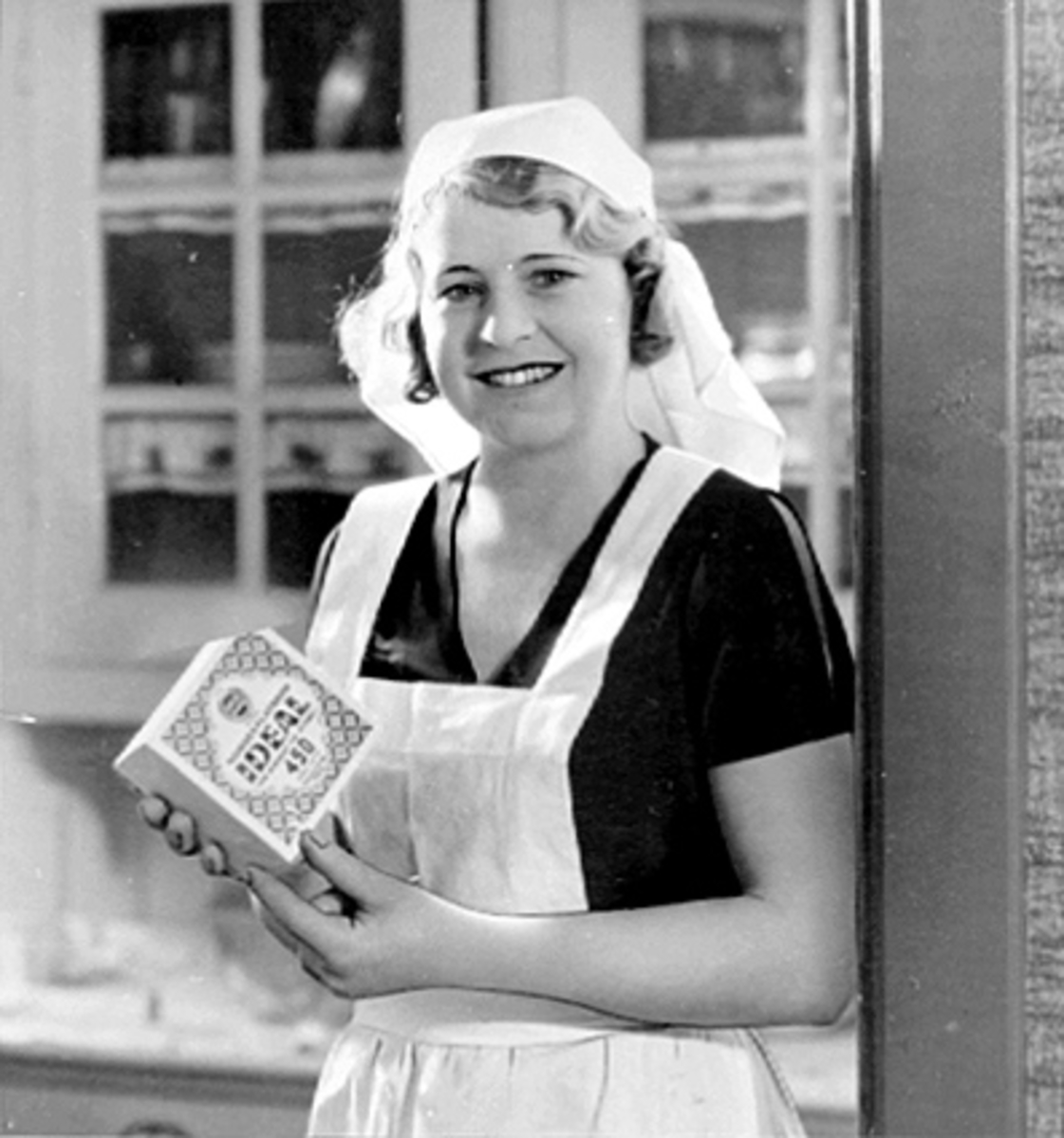 Anno Domkirkeodden, REKLAMEFOTO, NORGES FLATBRØD IDEAL "450", JENTE MED FLATBRØD, IDEAL A/S.