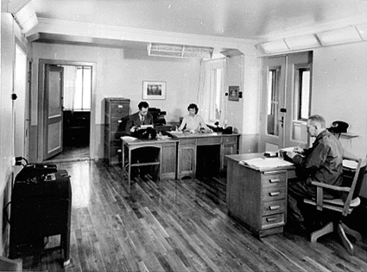 Anno Domkirkeodden, INTERIØR KONTORENE, IDEAL FLATBRØD A/S, VANGSVEGEN 51 I HAMAR, FOLK ARBEIDER. Fv: Bjørn Michelsen, Dagmar Busterud og Erwin Knispel.