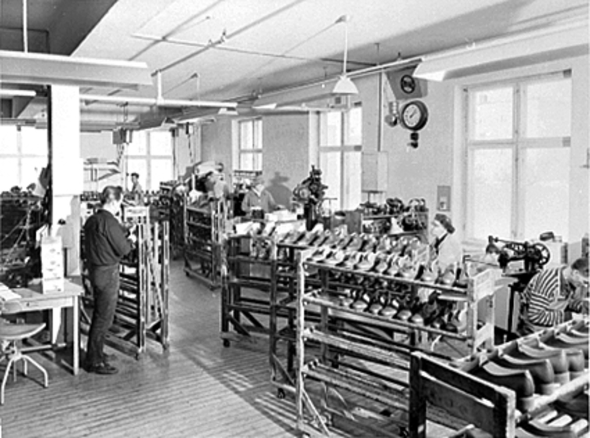 Anno Domkirkeodden, INTERIØR FINISHAVDELINGEN, A/S NORRØNA SKOFABRIKK, MANNEN VED VINDUET BAK FORMANN HÅKON JOHANSEN, DAME UNDER KALENDER KAREN MIKKELSEN, LARS SPONÅS TIL HØYRE, FALSENSGATE 12
