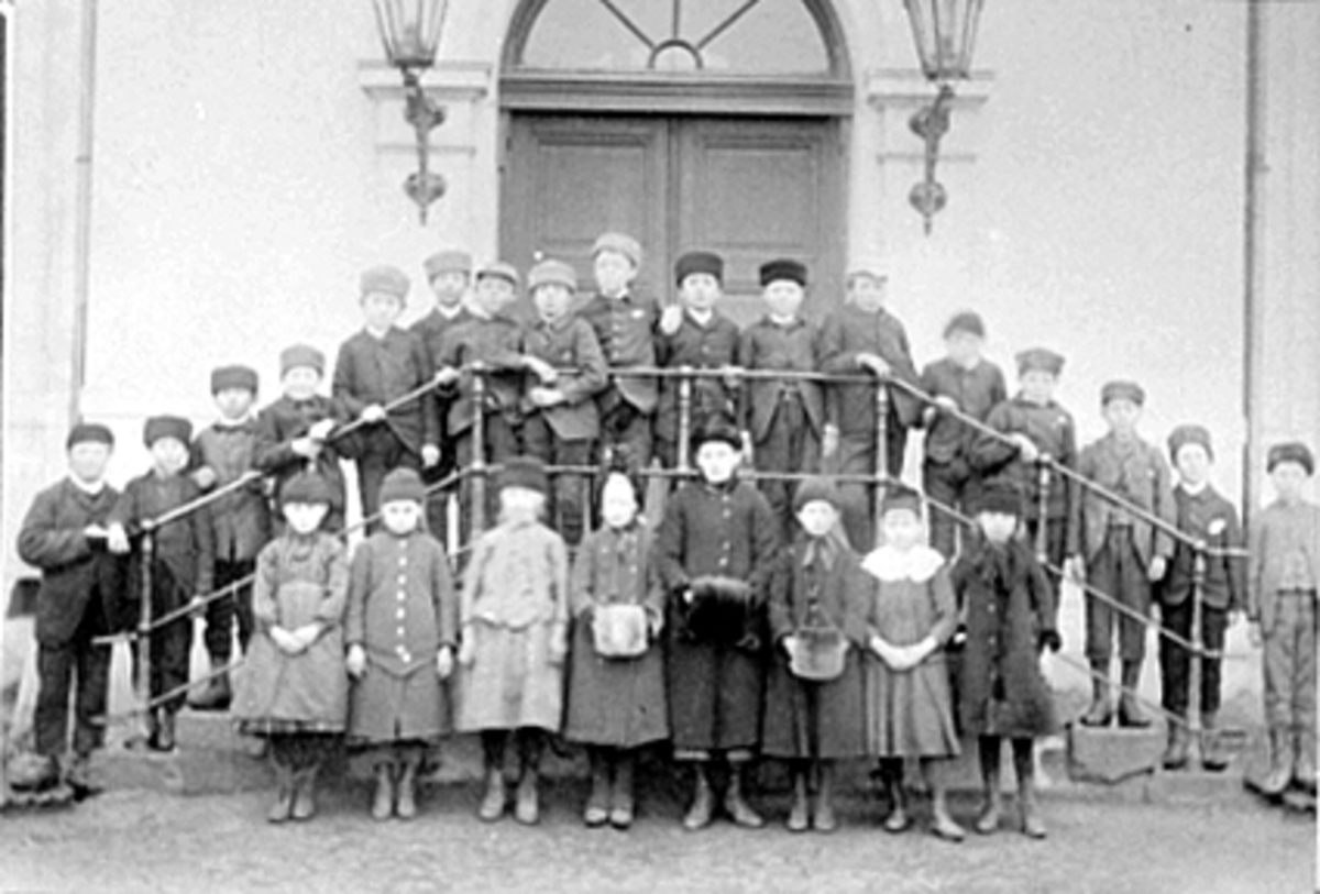 Anno Domkirkeodden, Stor gruppe skoleelever ved Midtbyen skole i Hamar. Nr. 8 fra venstre 2 rad: Hans Walberg F. 1879, nr. 6 fra venstre 1 rad: Petra Walberg gift Kristiansen. De var tvillinger, skoleklasse, lærer Nella Trøfting, folkeskolen.