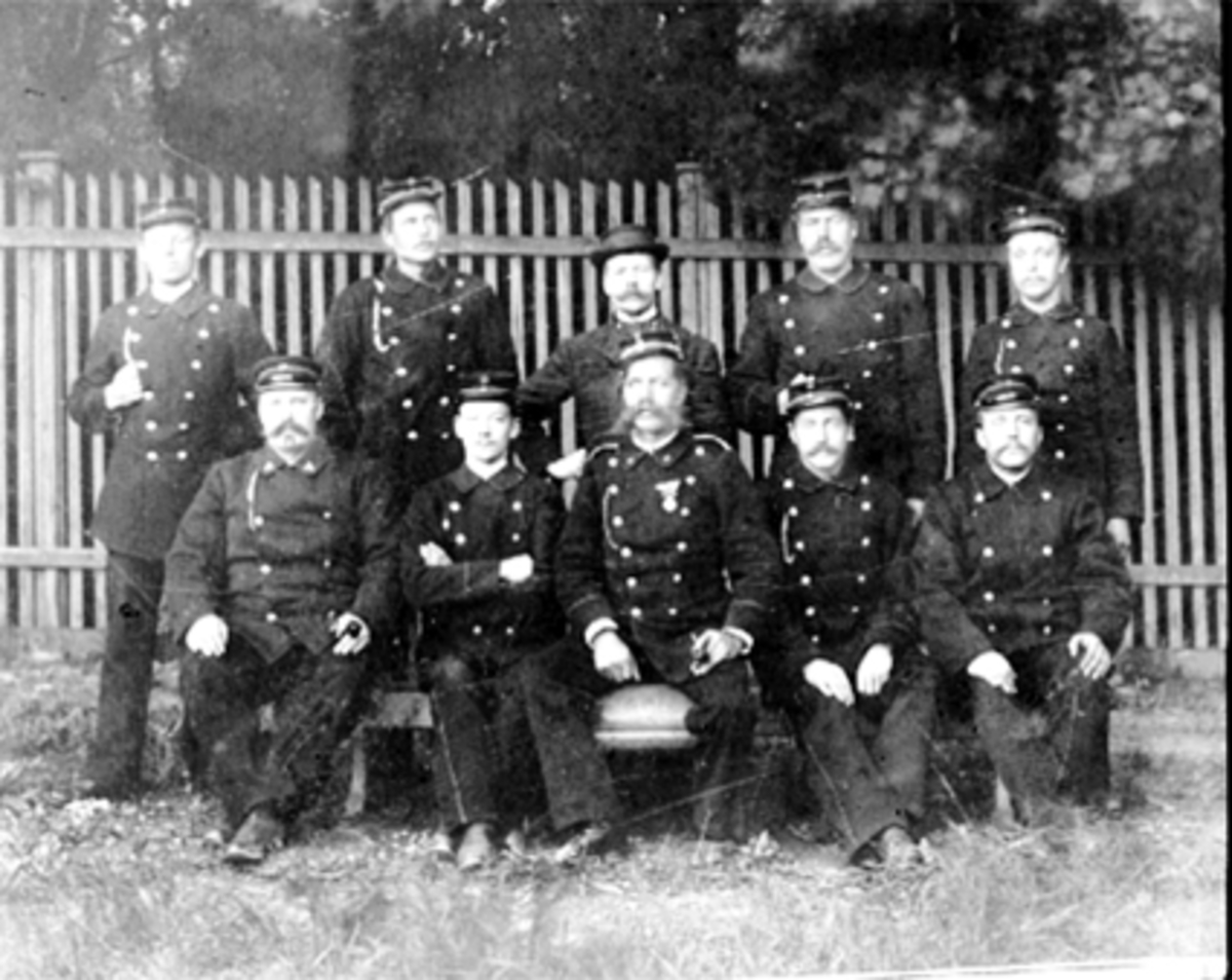 Anno Domkirkeodden, GRUPPE 10 MENN, HAMAR BRANNKORPS, 1 RAD FRA VENSTRE RØRL. LINDBERG, O. OLSEN, BRANNMESTER NORLI, FORMANN L. MIKKELSEN, PEDER HAGEN. 2 RAD FRA VENSTRE P. HAUGLI, E. MELLEM, STRAND JONSEN, I. KJONERUD, F. LØBERG