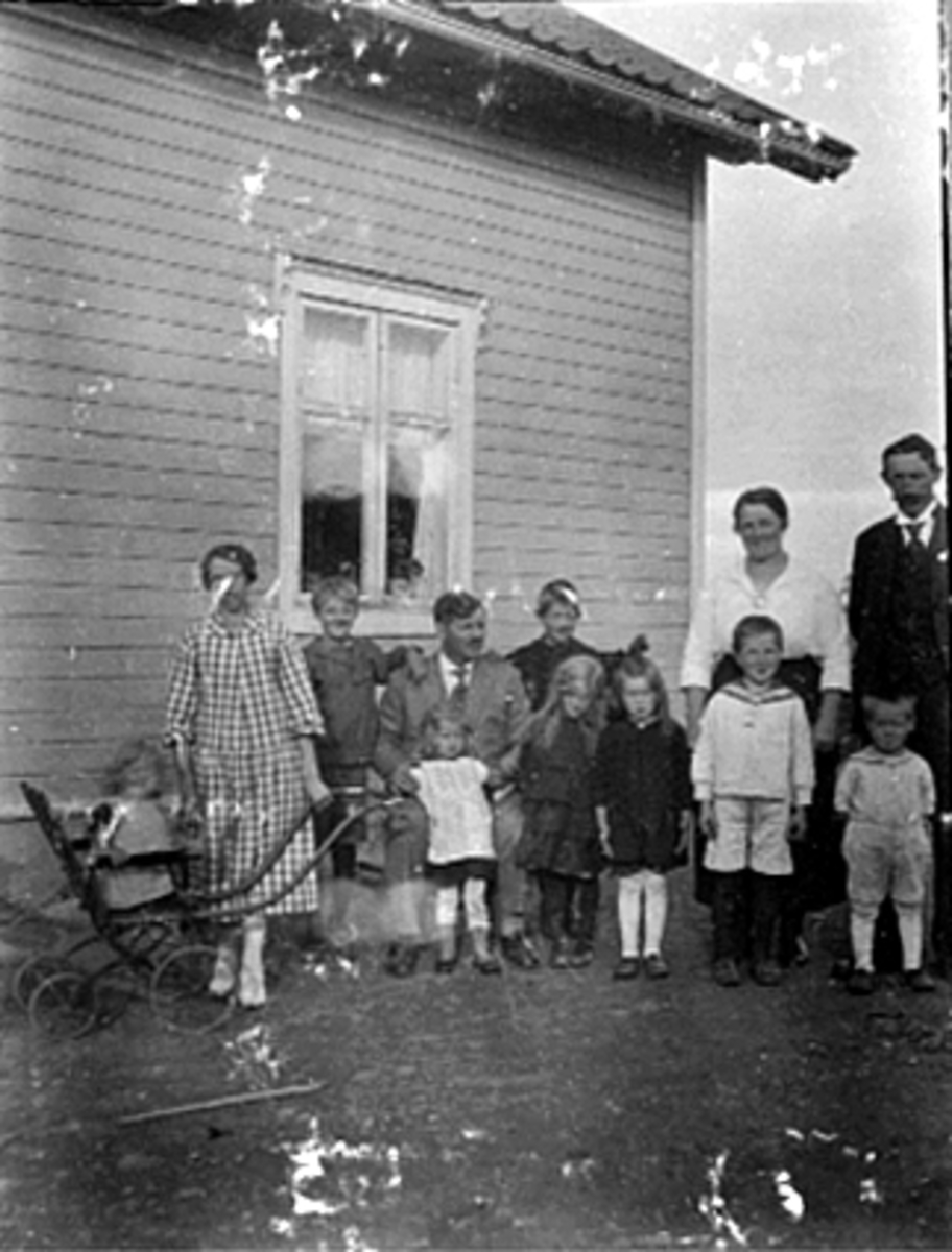 Anno Domkirkeodden, GRUPPE 11 BARN OG VOKSNE VED HUSVEGG PÅ STORHAMAR, BARNEVOGN