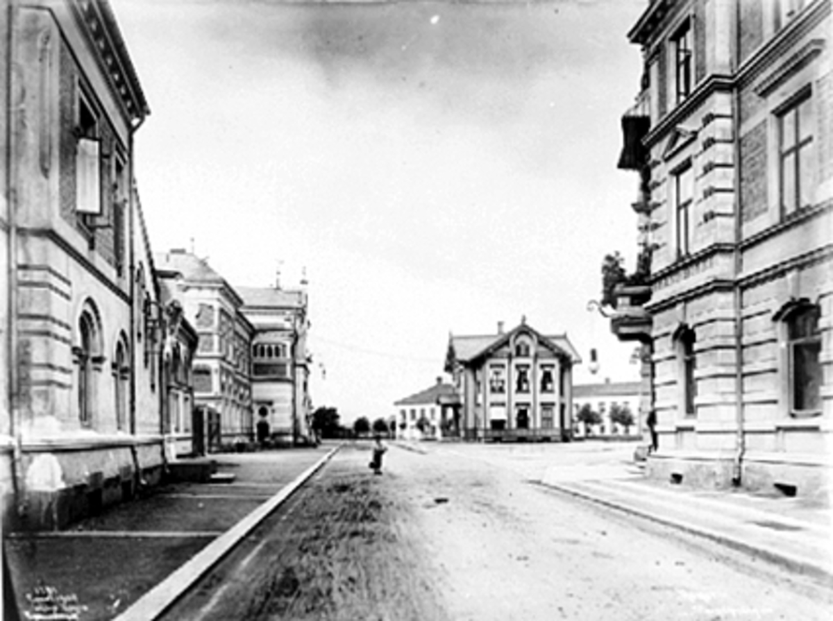 Anno Domkirkeodden, JERNBANEPLASSEN, MED HAMAR JERNBANESTASJONSBYGNINGER TIL VENSTRE FØRSTE FRA 1897, TREDJE FRA 1895 OG ANDRE FRA 1862 I MIDTEN, GRAND HOTEL TIL HØYRE. POSTKORT. BREVKORT: