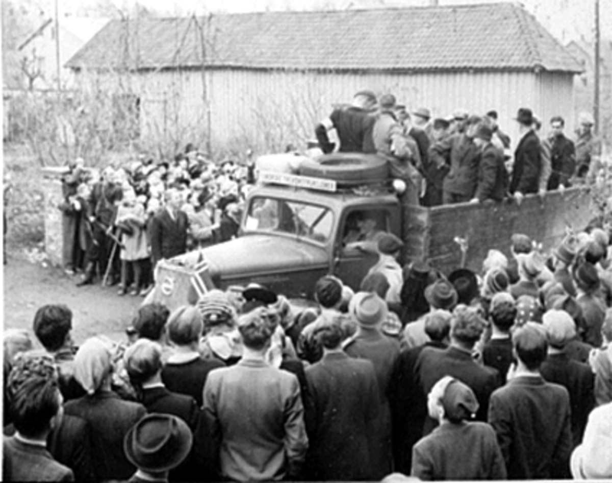 Anno Domkirkeodden, FANGETRANSPORT PÅ LASTEBIL, FREDSDAGEN 1945, MYE FOLK