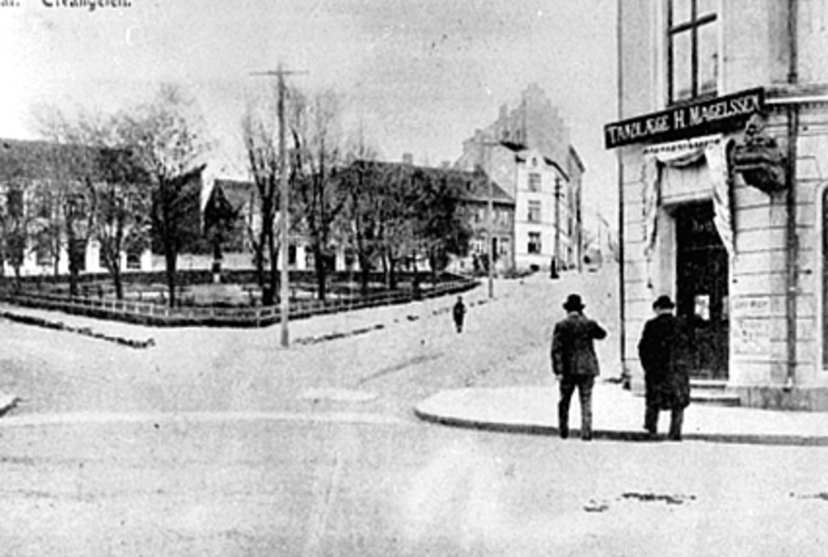 Anno Domkirkeodden, FRA TRIANGELEN OPP SEMINARGATA, 2 MENN UNDER TANDLÆGE H. MAGELSSENS SKILT