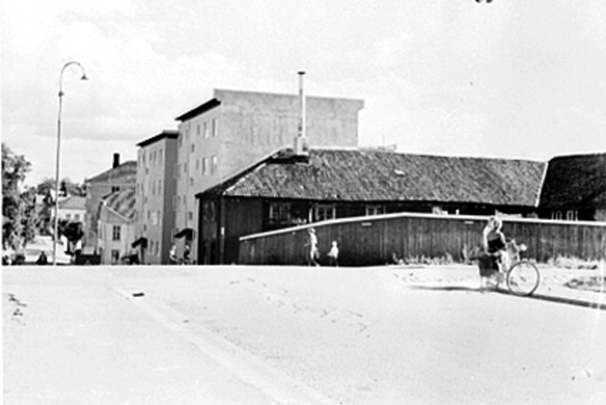 Anno Domkirkeodden, TORGGATA 104, 102 OG AASGÅDEN, UNGT PAR PÅ SYKKEL