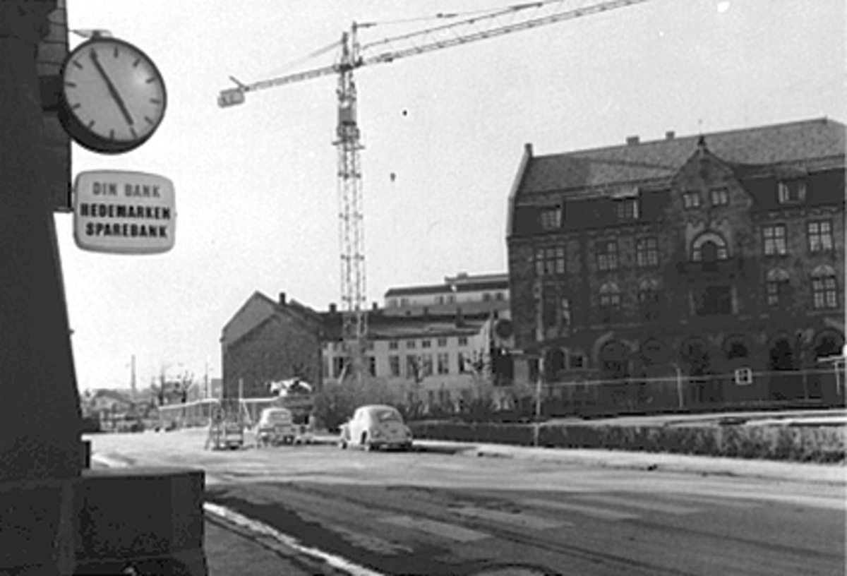 Anno Domkirkeodden, BYGGING AV PARKGATA 2, BYGGEKRAN, VANGS SPAREBANK SETT FRA STASJONSBYGNINGEN