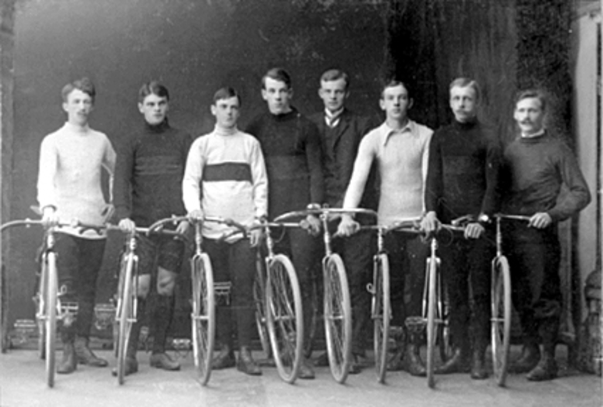 Anno Domkirkeodden, GRUPPE, 6 MENN MED SYKLER, SYKLISTER, HAMAR VELOCIPEDKLUB? FRA VENSTRE HUGO ANDERSEN, OSCAR SVENKERUD, ERLING SIMENSEN, ADOLF ARNESEN, LAURITZ SNARUD, EINAR ARNESEN, SIGURD TOMTER OG NILSEN.
