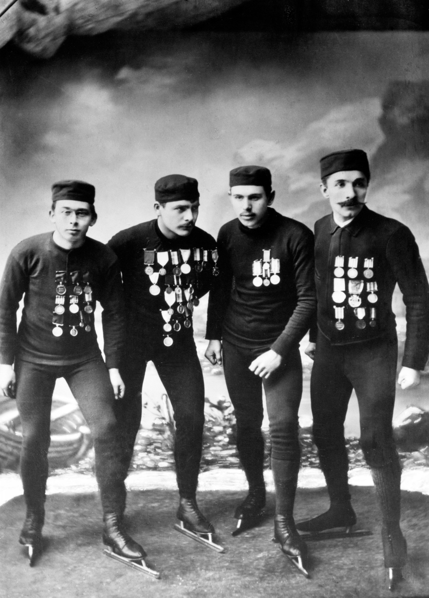 Anno Domkirkeodden, GRUPPE 4 MENN, HAMAR SKØITEKLUBBS 4 STORE SKØYTELØPERE, FRA VENSTRE EINAR HALVORSEN MED 10 MEDALJER, ADOLF NORSENG MED 21 MEDALJER, FILIP N. PETERSEN MED 4 MEDALJER, EVEN GODAGER MED 9 MEDALJER.