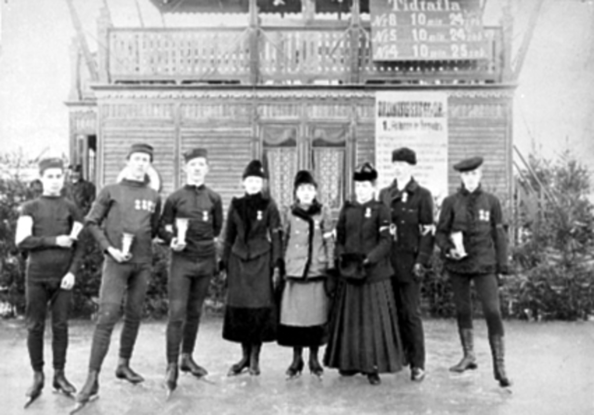 Anno Domkirkeodden, GRUPPE 8 KUNSTLØPERE, SKØYTELØPERE MED MEDALJER, STOCKHOLM. 4 lengdeløpere (mannlige) med pokaler og 4 kunstløpere (3 kvinnlige og 1 mannlig) med medaljer. Se reg. skjema for navn.
