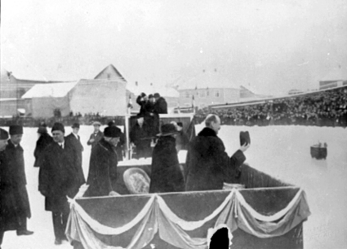 Anno Domkirkeodden, H. M. KONG HAAKON VII PÅ KONGETRIBUNEN UNDER EUROPAMESTERSKAP PÅ HAMAR 1923, MYE FOLK