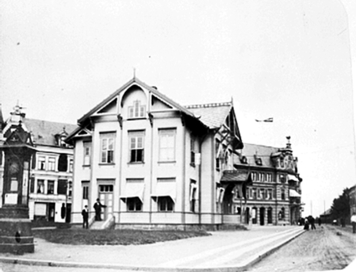 Anno Domkirkeodden, EKSTERIØR DEN GAMLE STASJONSBYGNING PÅ JERNBANEPLASSEN, GRAND HOTEL I BAKGRUNNEN