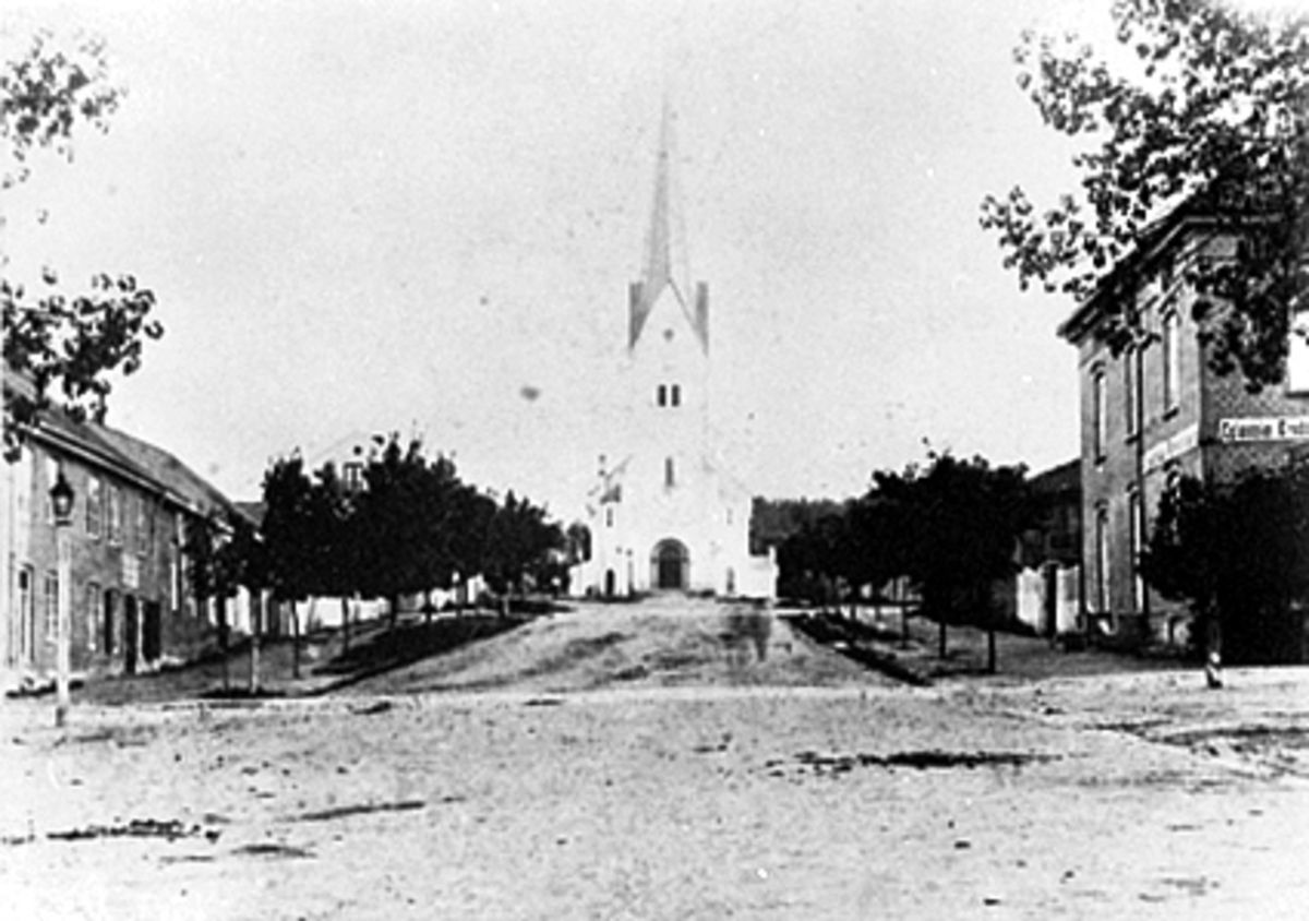 Anno Domkirkeodden, HAMAR DOMKIRKE MED KIRKEBAKKEN, JØNSRUDGÅRDEN TIL VENSTRE OG, OPLANDSKE KREDITBANK MUNKEGÅRDEN TIL HØYRE