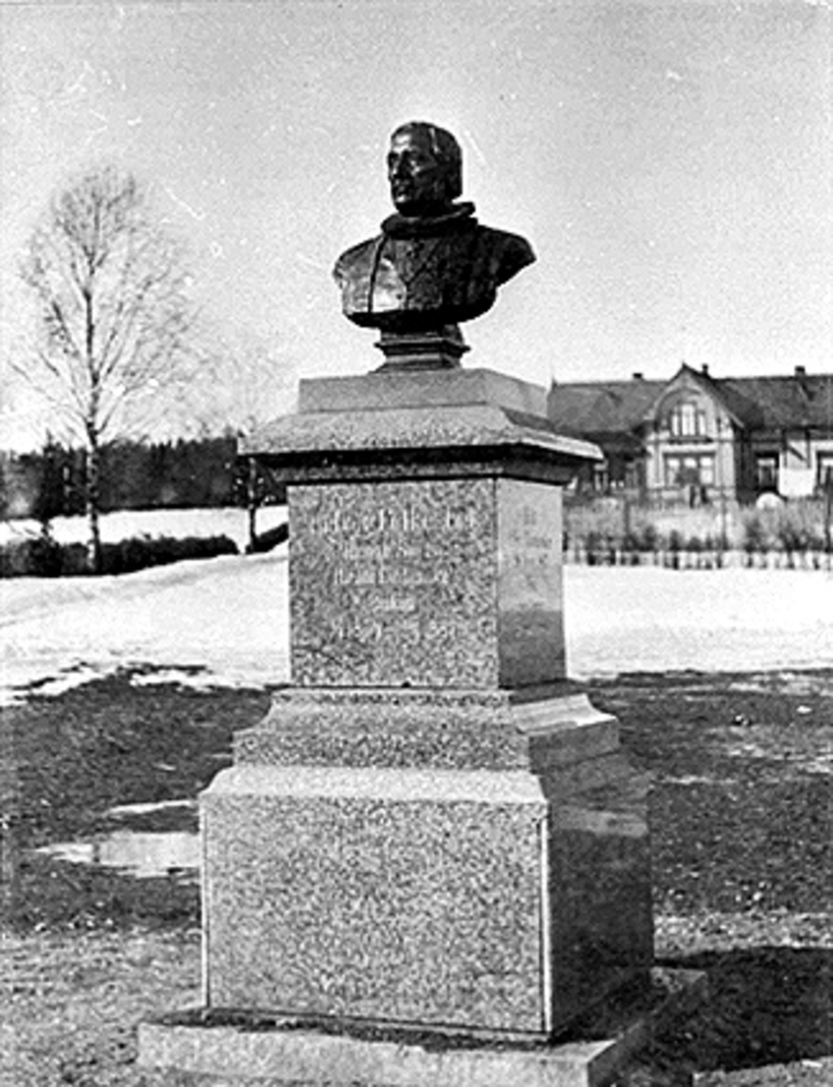 Anno Domkirkeodden, HALVOR FOLKESTADS BYSTE FORAN HAMAR DOMKIRKE, TEKST PÅ BYSTEN: "HALVOR FOLKESTAD HAMAR STIFTS FØRSTE LUTHERSKE BISKOP 8/6-1864-30/6-1887