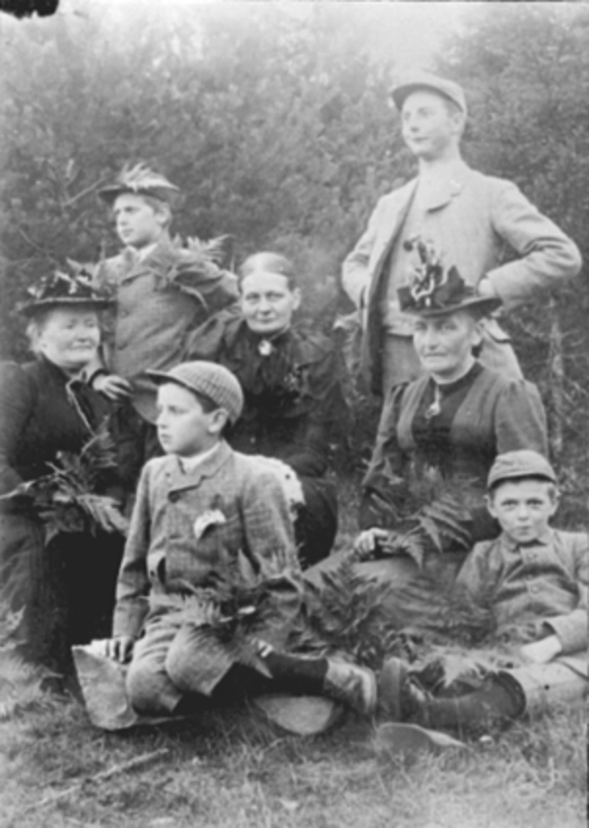 Anno Domkirkeodden, Hans Emil Erichsens barn og 4 voksne på tur.