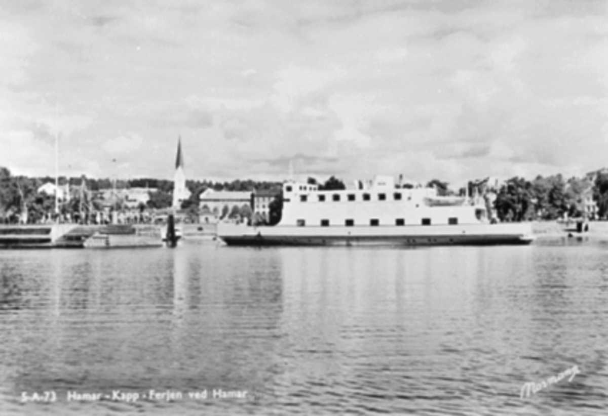 Anno Domkirkeodden, HAMAR-KAPP FERGEN VED HAMAR BRYGGE, MJØSBÅT, HAMAR DOMKIRKE I BAKGRUNNEN