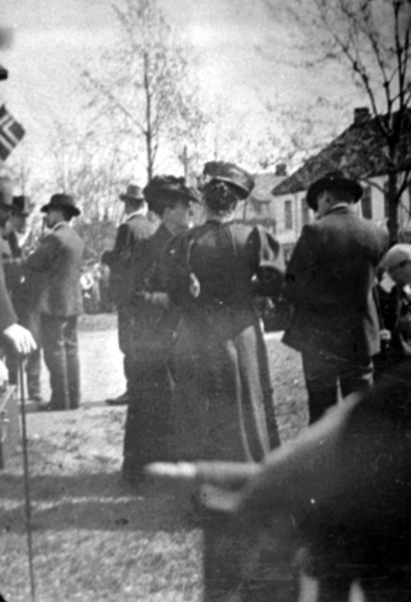 Anno Domkirkeodden, 17 MAI, BILDET ANTAGELIG FRA SKOLETORGET, VESTRE TORG, TRIANGELEN?, MYE FOLK