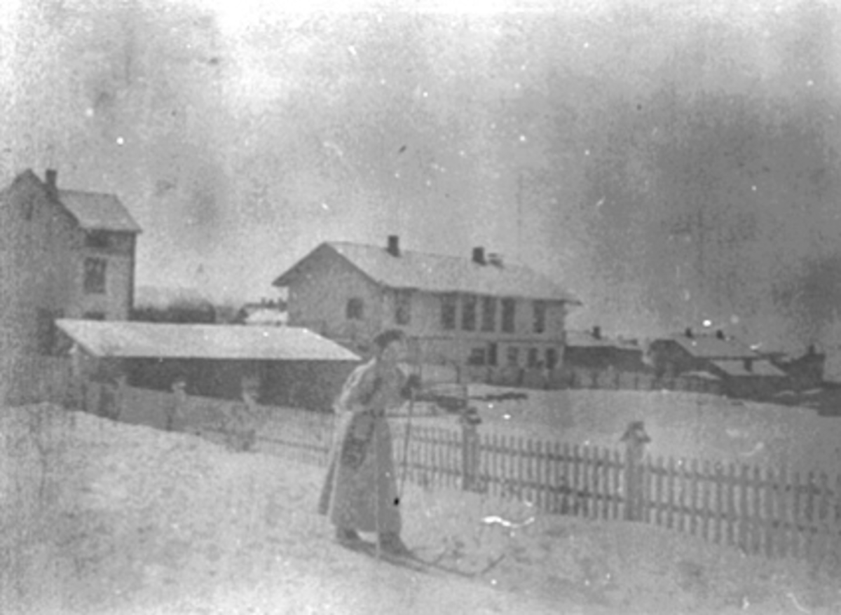 Anno Domkirkeodden, INGEBORG PETERSEN PÅ SKI I HAVEN I SKOLEGATA 12, VINTER, BEBYGGELSEN I HOLSETGATA I BAKGRUNNEN