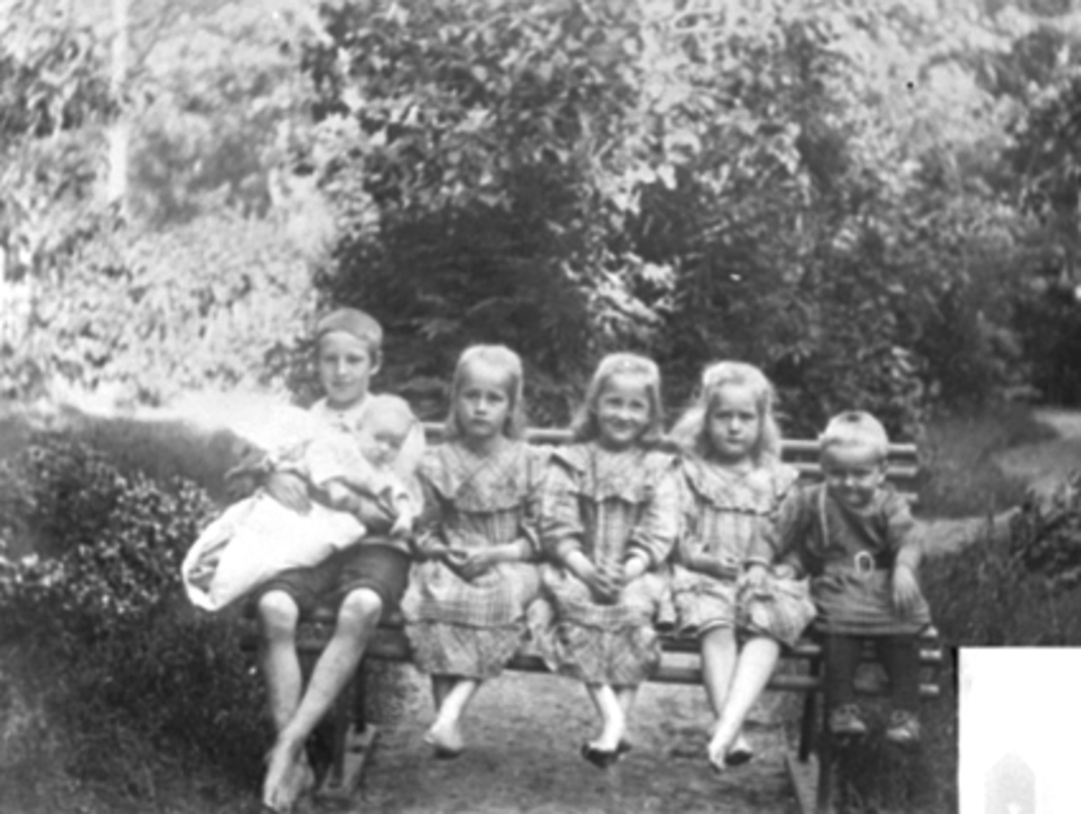 Anno Domkirkeodden, GRUPPE 6 BARN PÅ BENK I HAGEN, SKOLEGATA 12