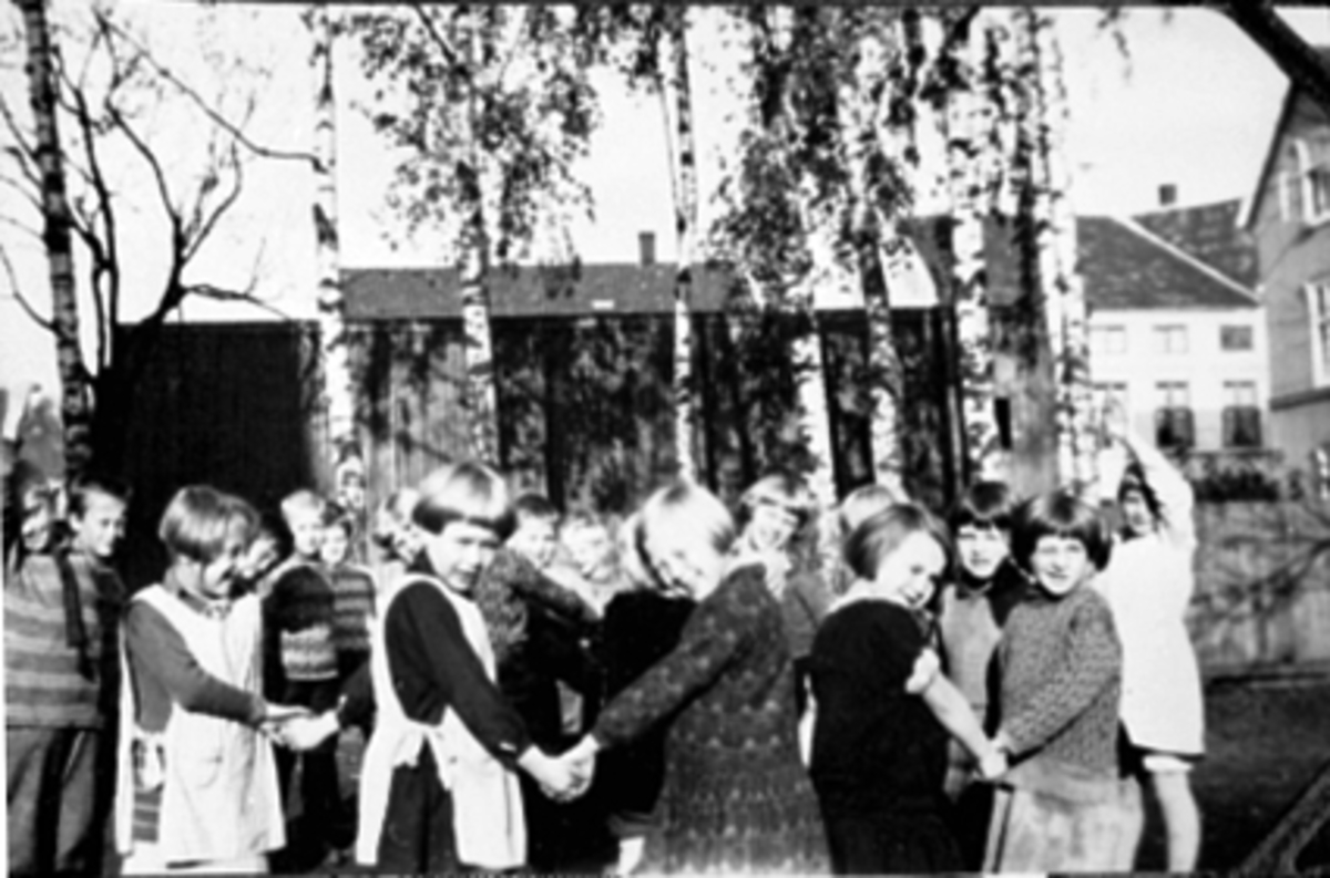 Anno Domkirkeodden, GRUPPE 18 SKOLEELEVER, KLASSE 1 C PÅ PIKESKOLEN, HOLSETGATA 22, LEKER PÅ PLENEN.