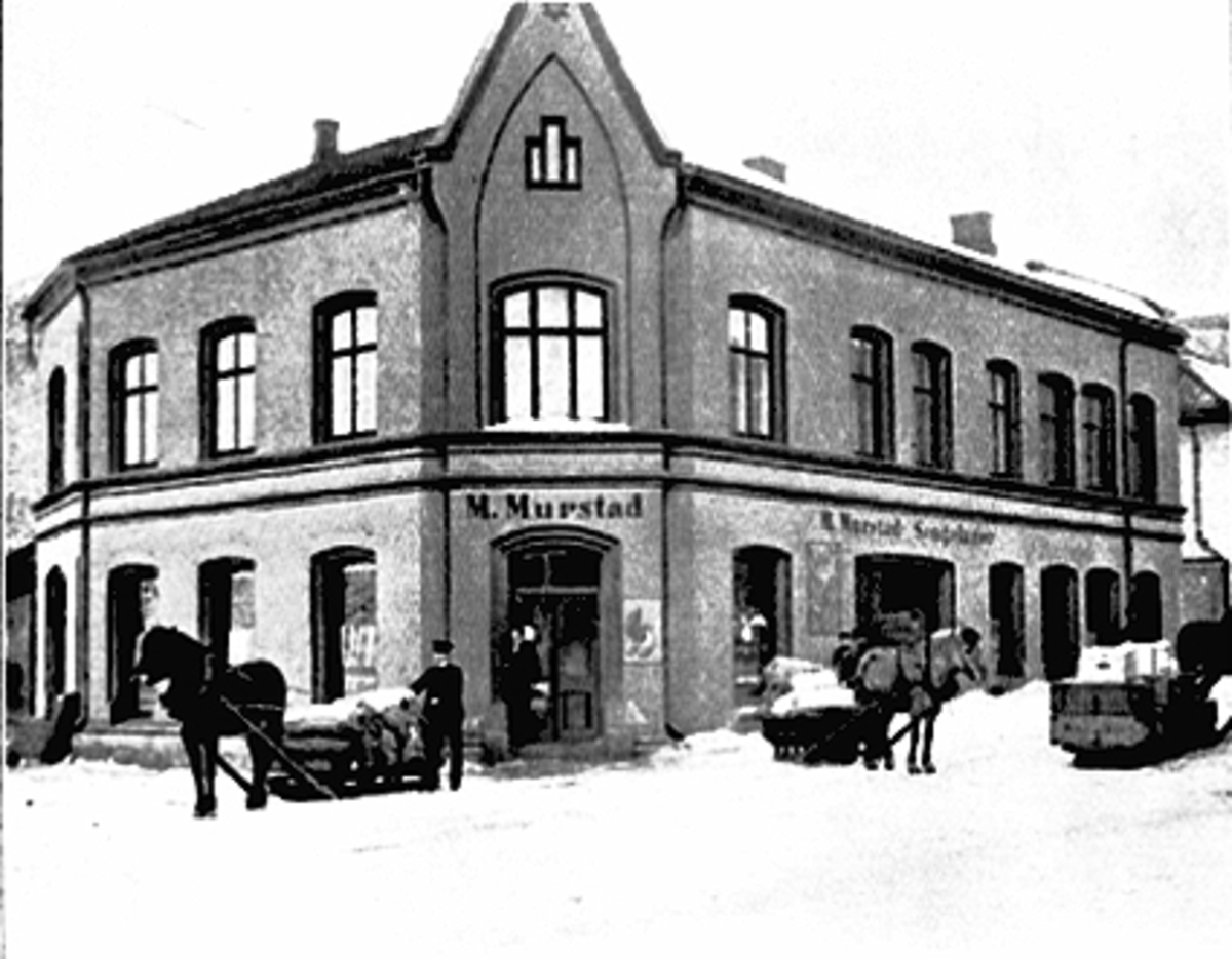Anno Domkirkeodden, EKSTERIØR M. MURSTADS FORRETNING, 3 HESTER MED SLEDER FULLASTET, VINTER