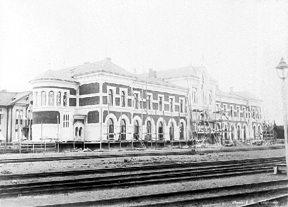 Anno Domkirkeodden, EKSTERIØR 3 STASJONSBYGNING, HAMAR STASJONSBYGNING UNDER BYGGING, ÅPNET 1895, JERNBANESPO I FORGRUNNEN