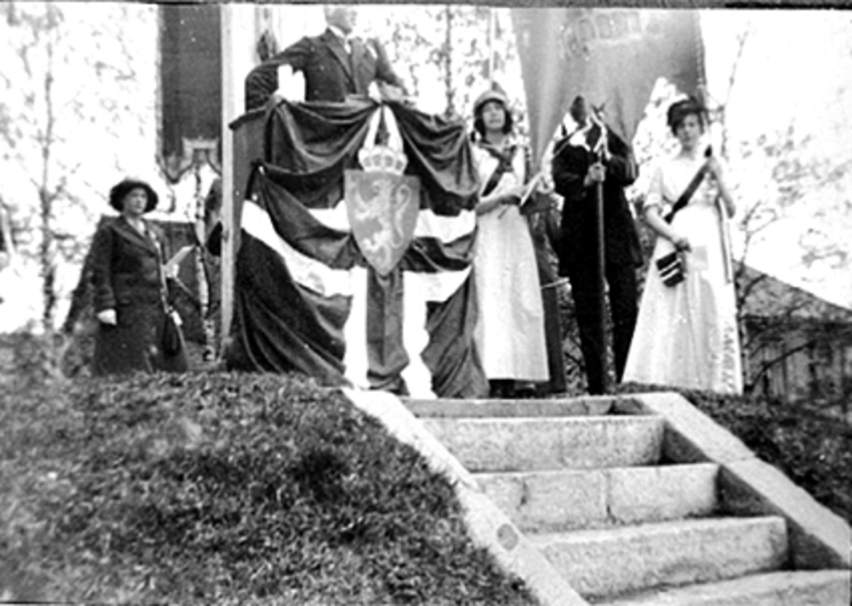 Anno Domkirkeodden, RUSSEFORMANN GEORG WÅLER TALER FRA FLAGGHAUGEN 17 MAI, 4 FANEVAKTER MED FANE OG FLAGG, HAMAR KATEDRALSKOLE, VESTRE TORG