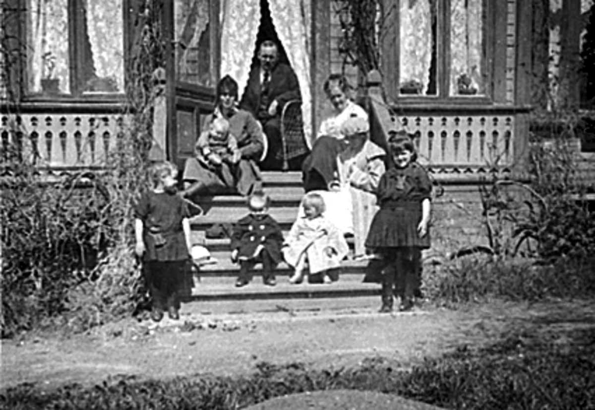 Anno Domkirkeodden, GRUPPE 8, FAMILIEN LØKEN PÅ VERANDATRAPP, ARVESENSVEG 31.