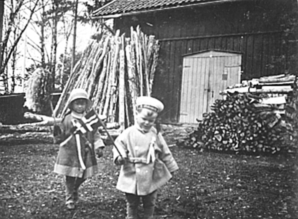 Anno Domkirkeodden, GRUPPE 2 BARN, MARGRETHE LØKEN, KARL ALF LØKEN I 17 MAI TOG MED BLÅSE OG FLAGG, ARVESENSVEG 31