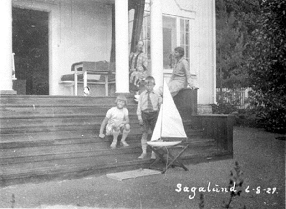 Anno Domkirkeodden, GRUPPE 4 PÅ TRAPPA PÅ SAGALUND, ARVESENSVEG 31. MARGRETHE LØKEN OG KARL ALF LØKEN VED LEKE-SEILBÅT OG ALFHILD LØKEN TIL HØYRE