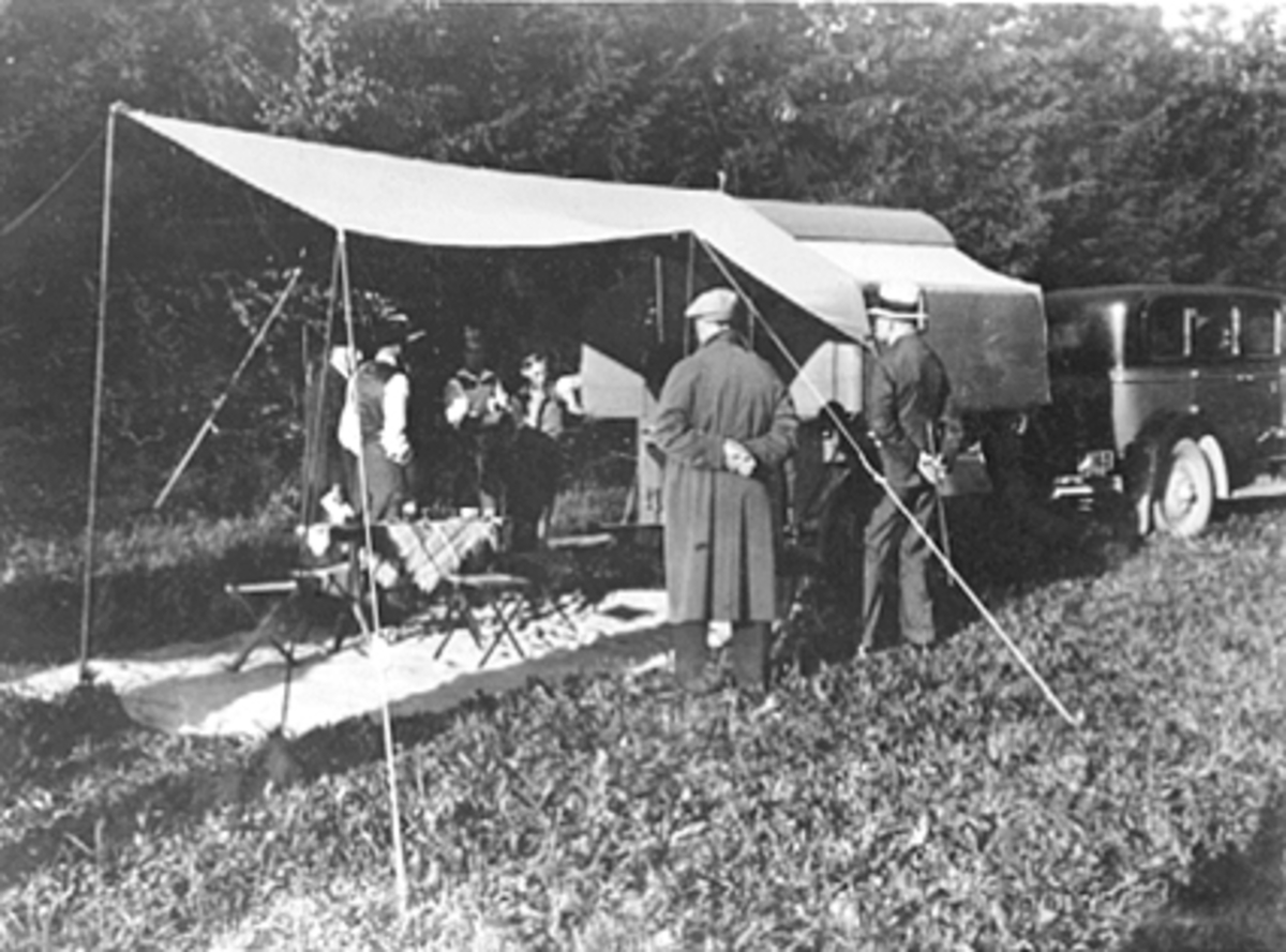 Anno Domkirkeodden, K. N. A. CAMPING-UTSTILLING OG DEMONSTRASJON AV COMBI-CAMP PÅ HEDMARKSMUSEET OG DOMKIRKEODDEN, MYE FOLK