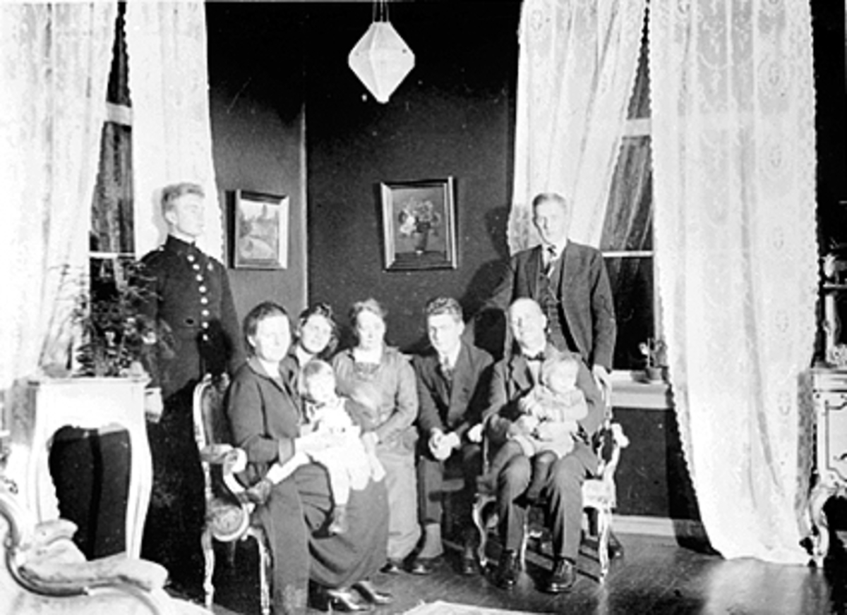 Anno Domkirkeodden, INTERIØR STUE JULAFTEN PÅ NY-SAGALUND, FAMILIEN LØKEN SAMLET.