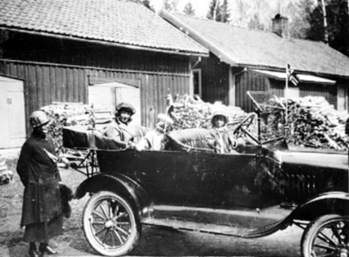 Anno Domkirkeodden, 17 MAI PYNTET FORD MED FLAGG, ALFHILD LØKEN OG BARNA, UKJENT DAME, ARVESNESVEG 31.