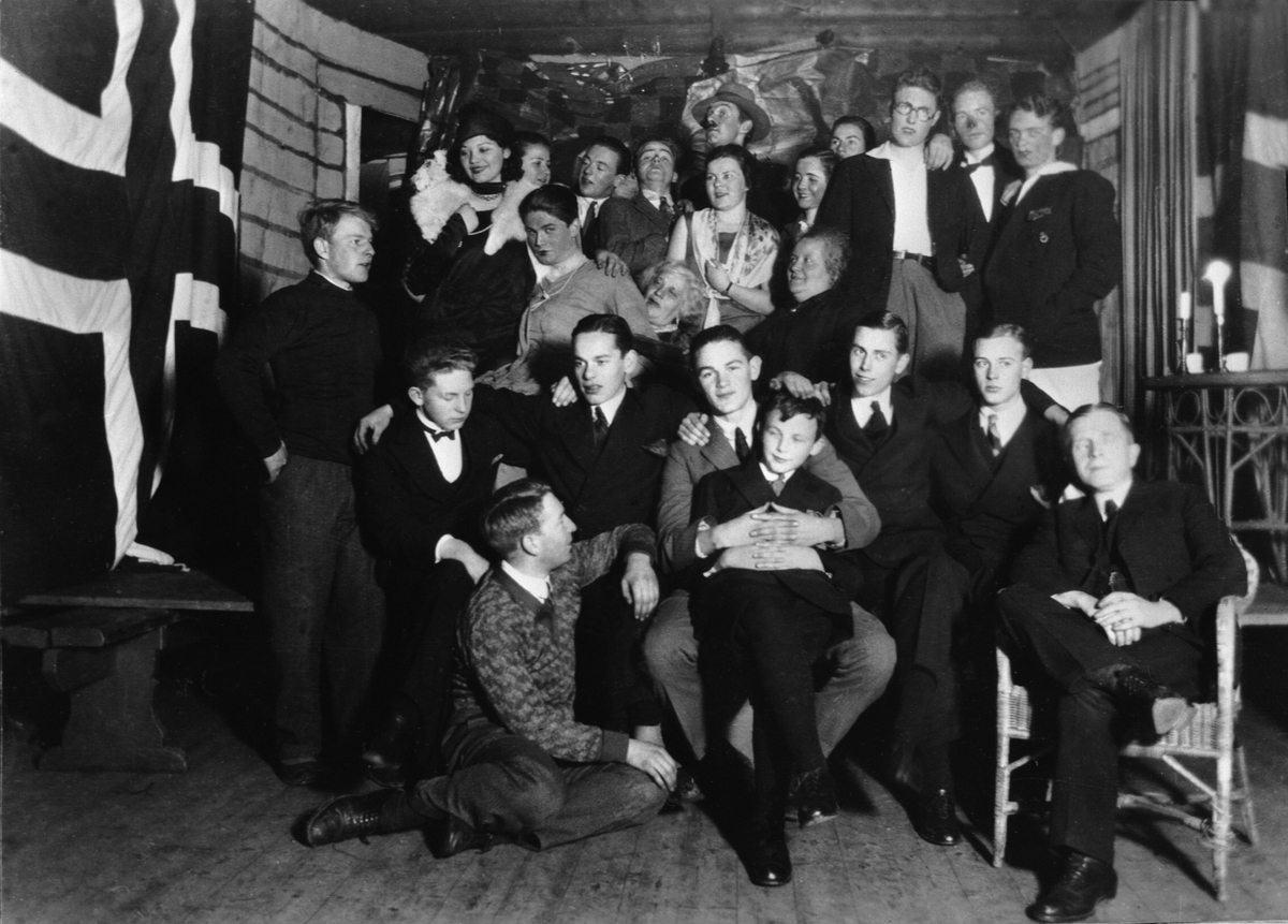 Anno Domkirkeodden, STOR GRUPPE, FRAMTEATRET MED CHARLYS TANTE, SKUESPILLERE, ORKESTER OG MEDARBEIDERE PÅ TURNE TIL HØIVANG, PÅ GULVET STEIN BARTH HEYERDAHL, I STOLEN BARBER JENSEN (SMINKØR), 1 RAD BJARNE PETER LINDMAN (REGISØR), MAGNE HJELDE (FIOLINIST), ØRNULF HENSVOLD, SVERRE ALHAUG MED SVERRE BERG (PIANIST) PÅ FAN…