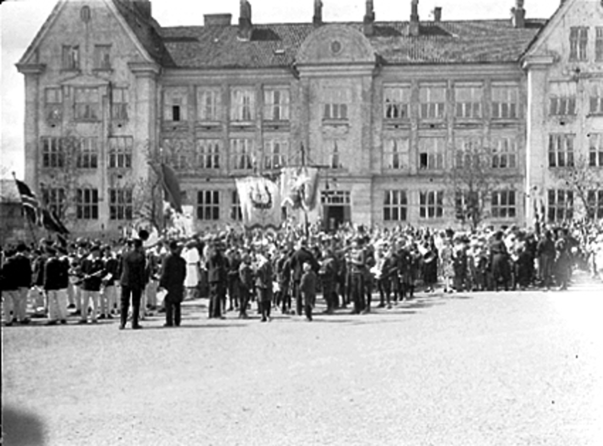 Anno Domkirkeodden, 17 MAI TOGET OPPSTILT FORAN HAMAR KATEDRALSKOLE PÅ SKOLETORGET, VESTRE TORG