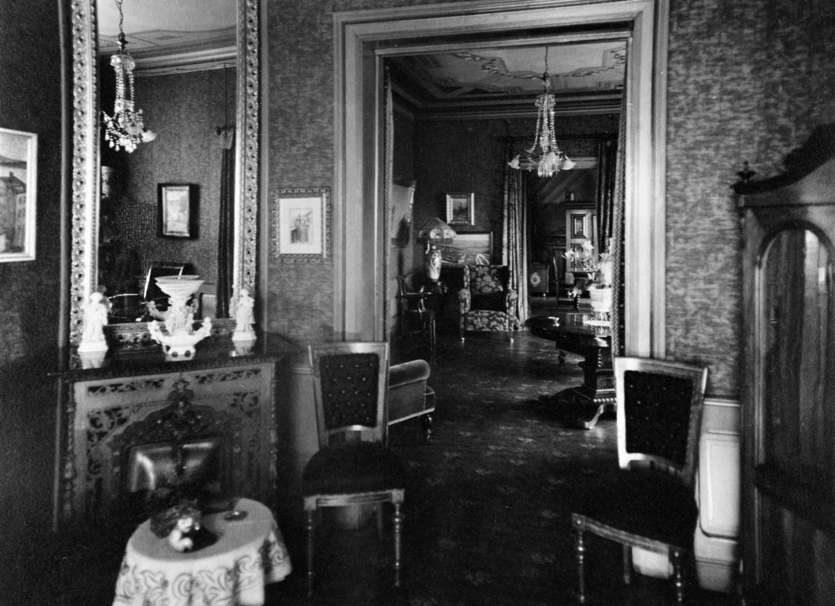 Anno Domkirkeodden, INTERIØR GJENNOM 3 ROM, STANGEVEGEN. (Heibergs villa, Sverdrupsgate 1(?))