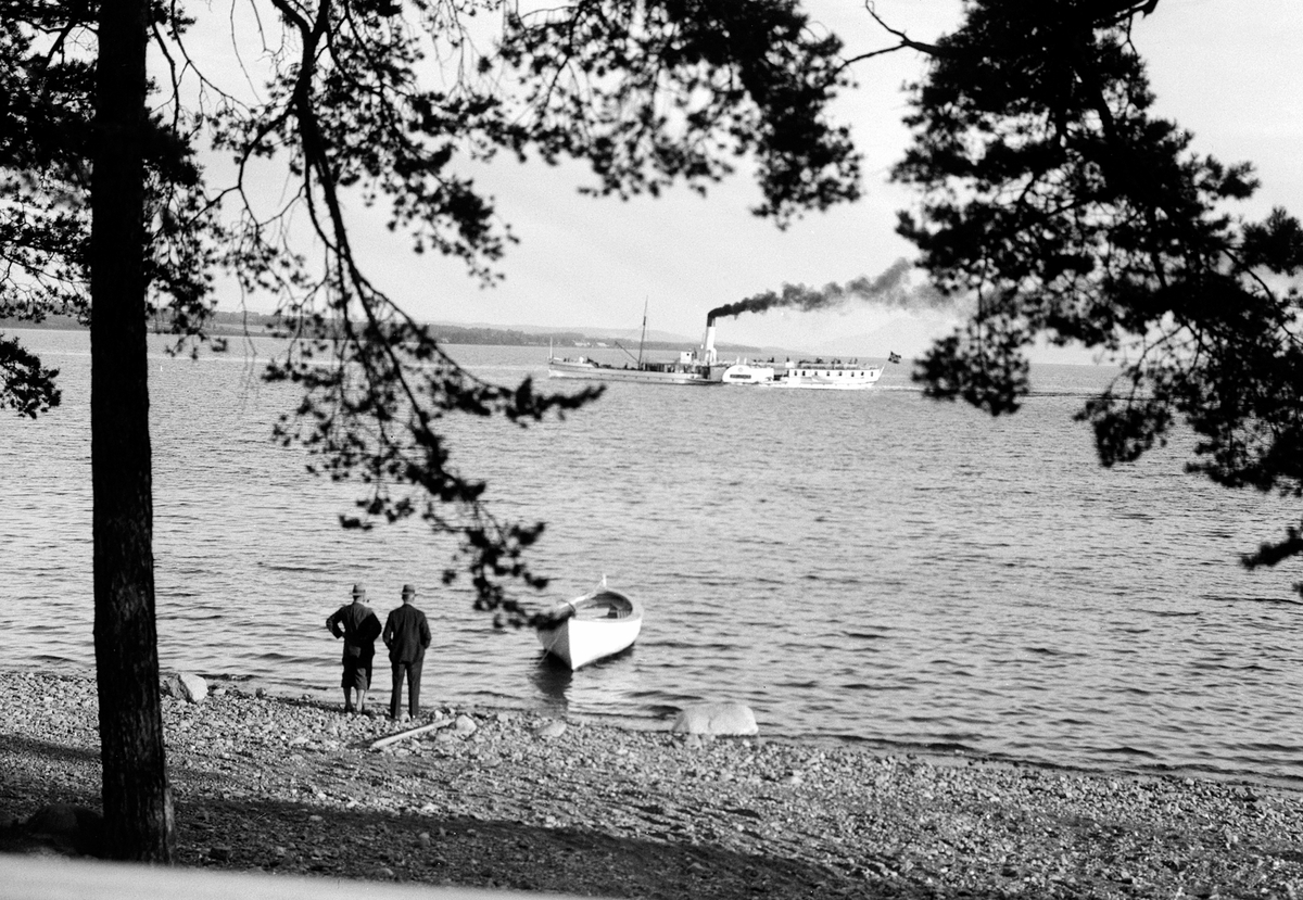 Anno Domkirkeodden, D. S. SKIBLADNER SETT FRA RIDEHUSSTRANDA, 2 MENN VED ROBÅT.