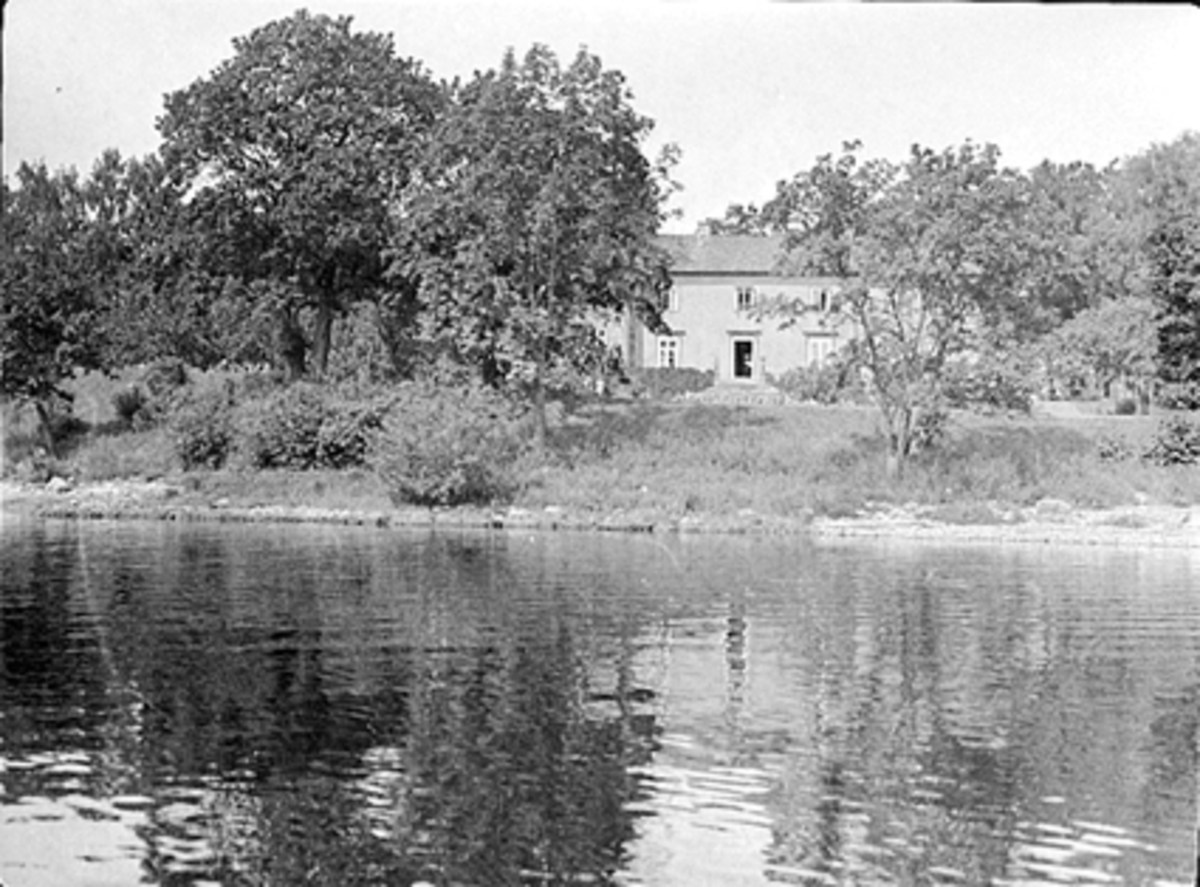 Anno Domkirkeodden, EKSTERIØR HOVEDHUSET PÅ STORHAMAR GÅRD SETT FRA MJØSA FØR BRANNEN