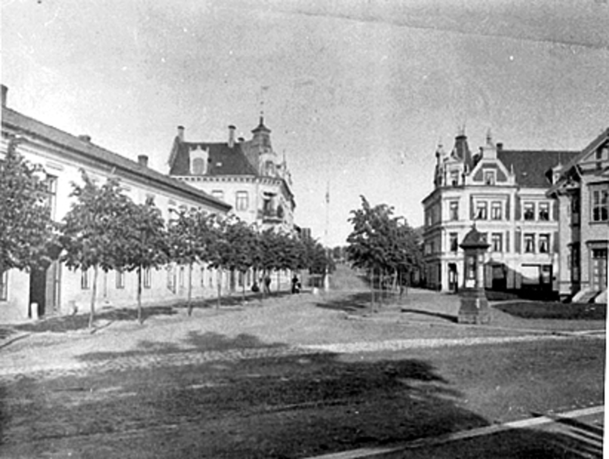 Anno Domkirkeodden, OVERSIKT FRA PARKGATA MED JERNBANEPLASSEN, DEN GAMLE STASJONSBYGNING TIL HØYRE