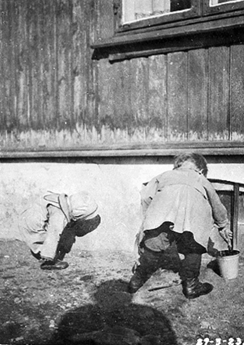 Anno Domkirkeodden, GRUPPE 2 BARN LEKER MED SPANN OG SPADE I HUSVEGGEN, MARGRETHE LØKEN, KARL ALF LØKEN