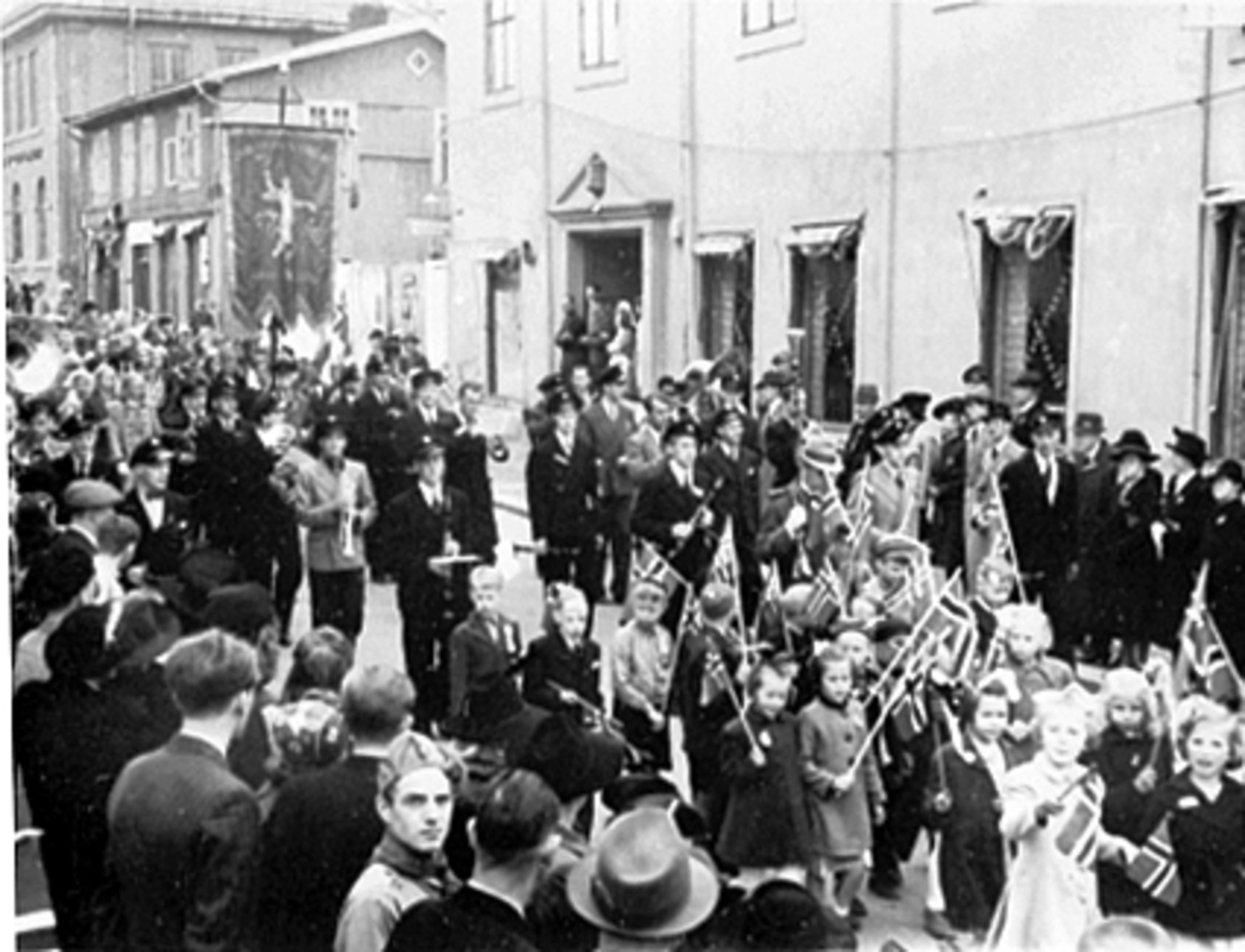 Anno Domkirkeodden, 17 MAI TOGET MED BARNETOG FØRST SÅ MUSIKKORPS OG HAMAR KATEDRALSKOLE, MYE FOLK