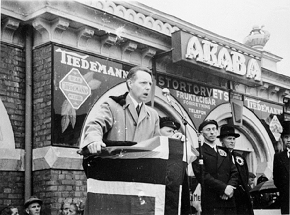 Anno Domkirkeodden, 17 MAI, LEKTOR RUDBERG TALER, TALESTOL FORAN BASARBYGNINGEN.