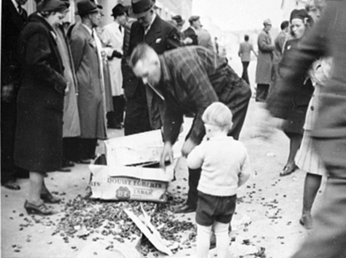 Anno Domkirkeodden, 17 MAI, MANN MISTET EN PAPPESKE MED INNHOLDET UTOVER, MYE FOLKSE HHB 10028