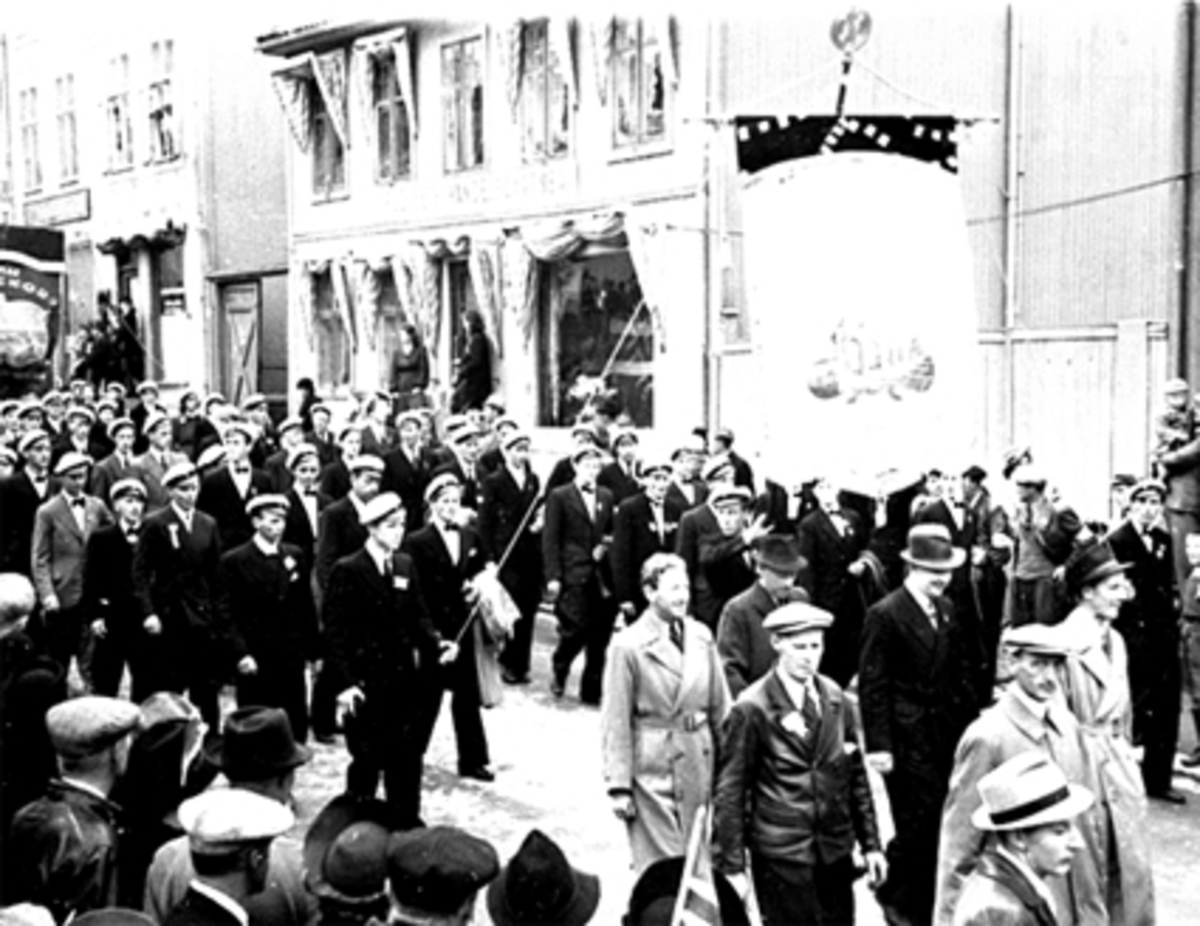 Anno Domkirkeodden, 17 MAI TOGET MED SANGERE NED GRØNNEGATA, HAMAR SANGFORENING ?, MYE FOLK