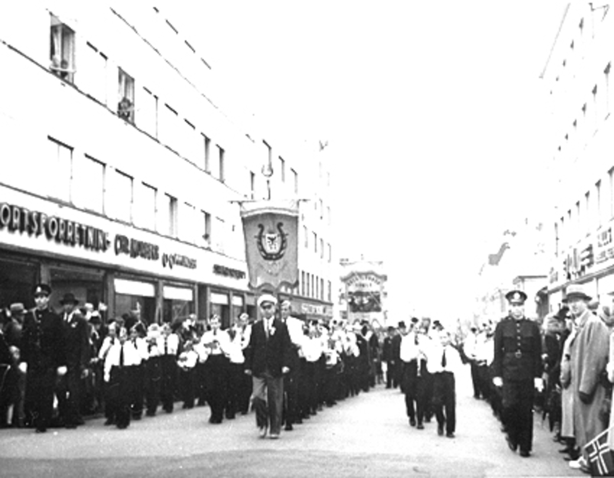 Anno Domkirkeodden, 17 MAI, HAMAR GUTTEMUSIKKORPS SPILLER I TORGGATA VED HAMAR SPORTSFORRETNINGSE HHB 10093