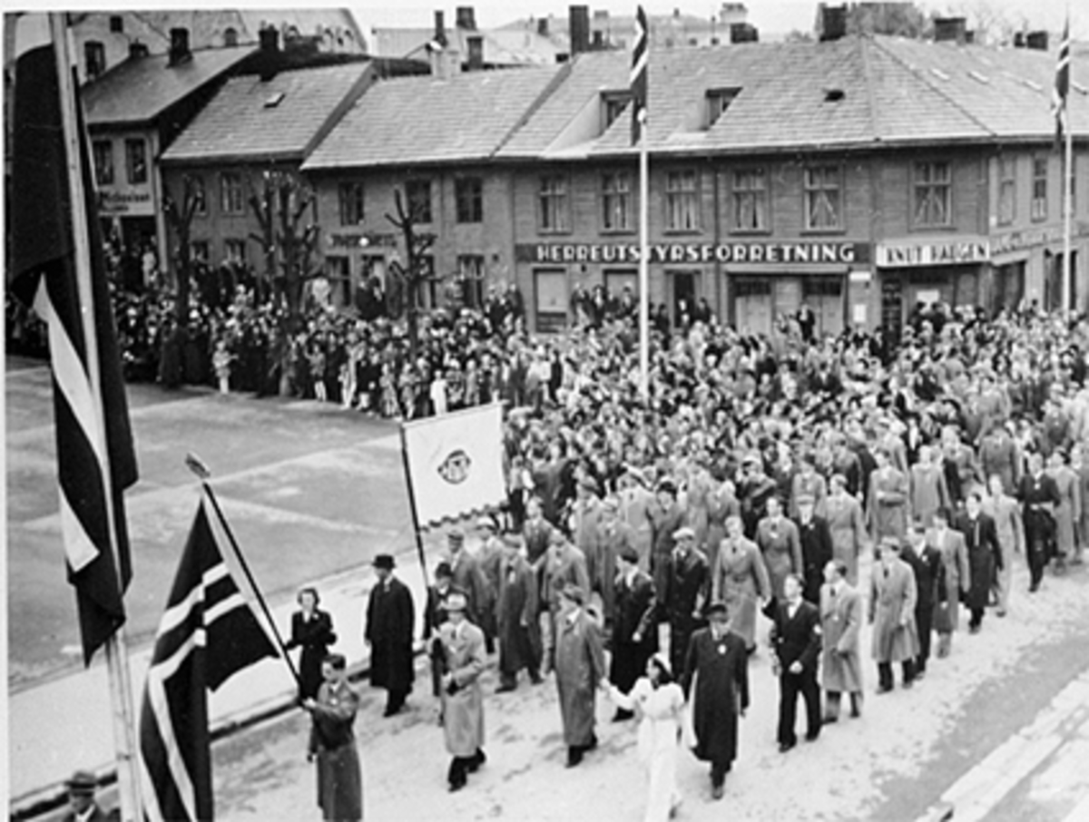 Anno Domkirkeodden, 17 MAI TOGET MED HAMAR IDRETTSLAG, H. I. L. INN PÅ STORTORGETSE HHB 10083